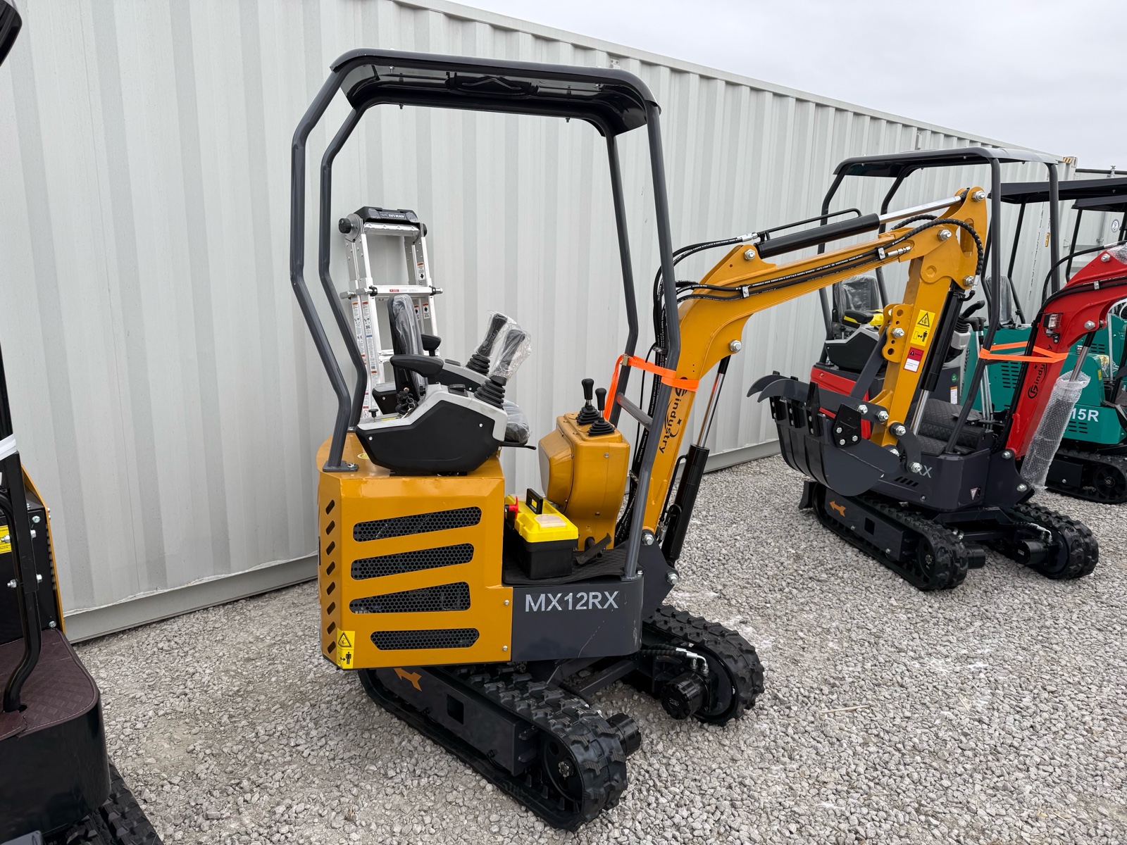 lot 2112 image: MX12RX MINI EXCAVATOR