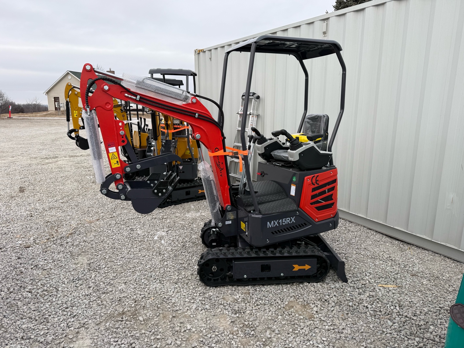 lot 2129 image: MX15RX MINI EXCAVATOR