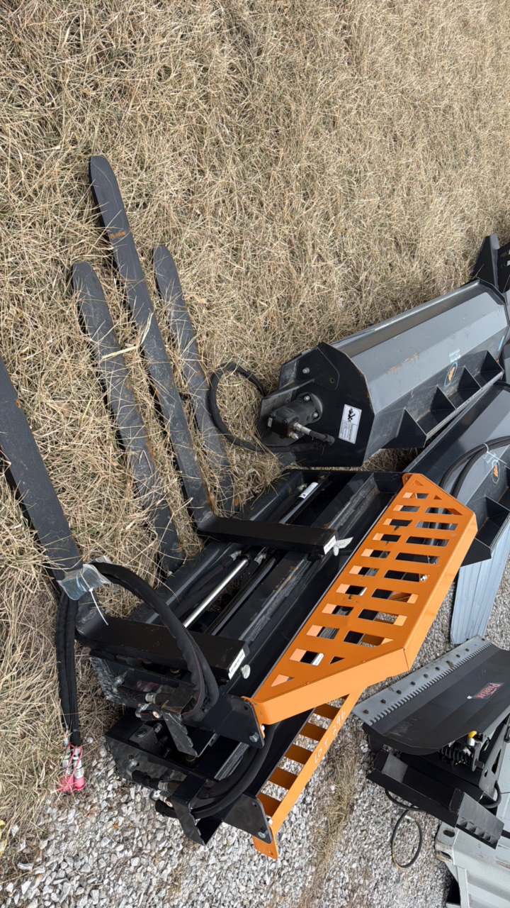 lot 2138 image: WOLVERINE Skid steer Pallet forks power adjust