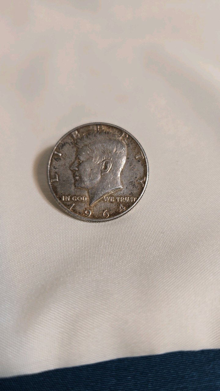 lot 32 image: 1964 KENNEDY HALF DOLLAR COIN