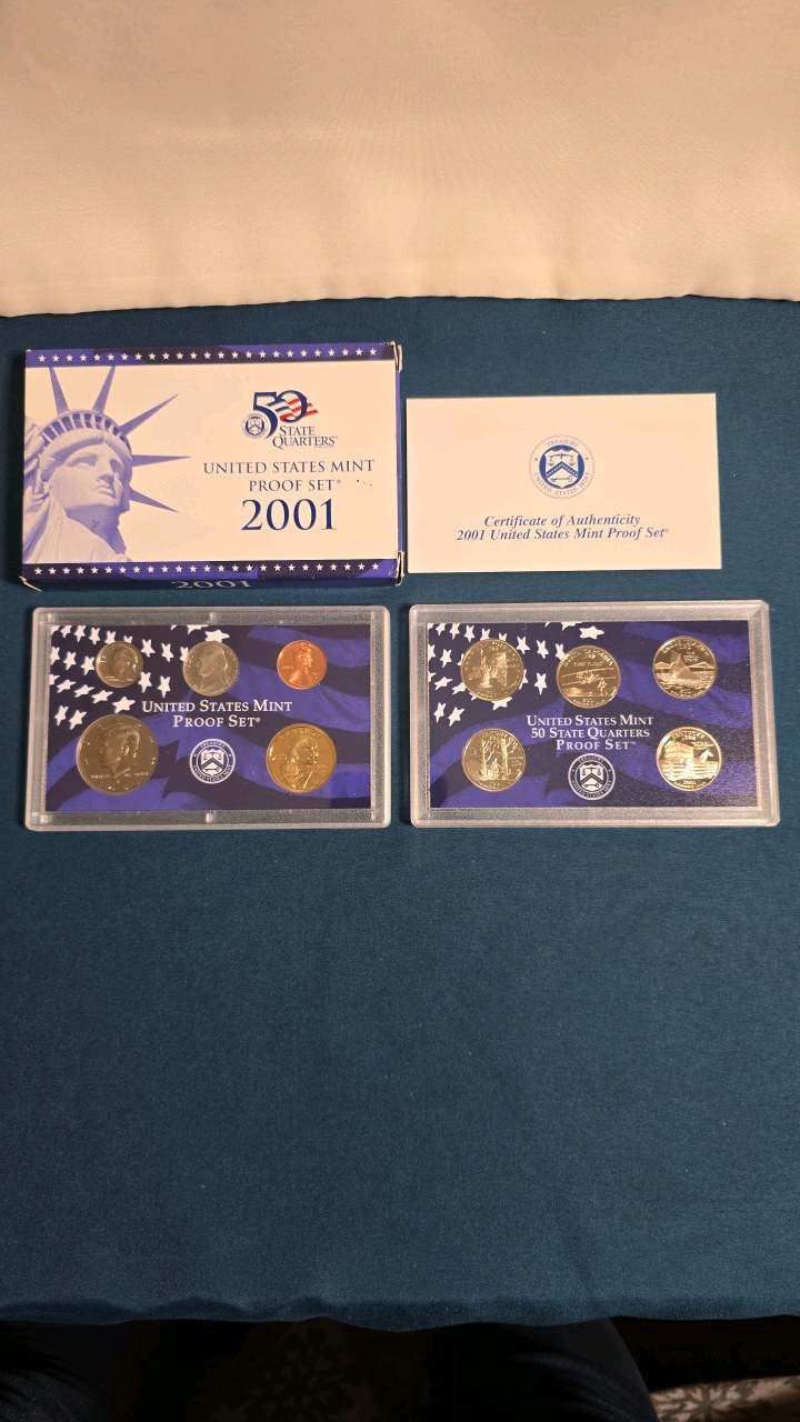 lot 4 image: BLUE 2001 US MINT PROOF SET