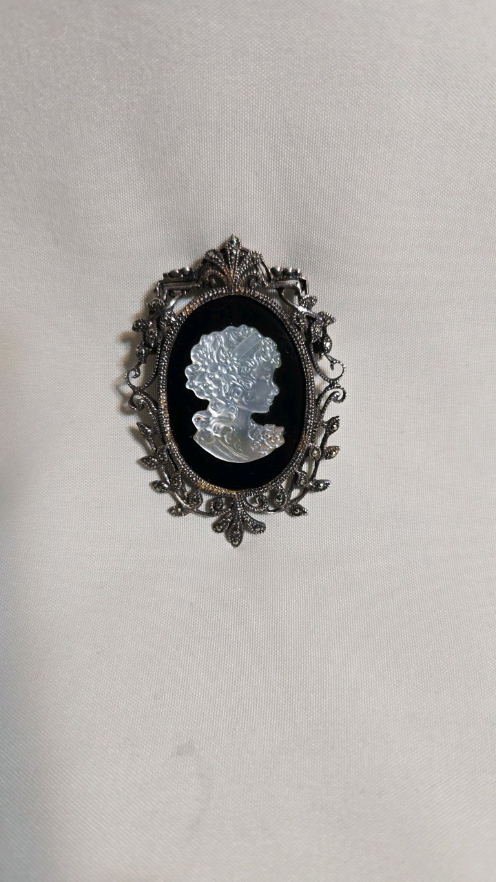 lot 44 image: VICTORIAN STYLE CAMEO BROOCH PENDANT