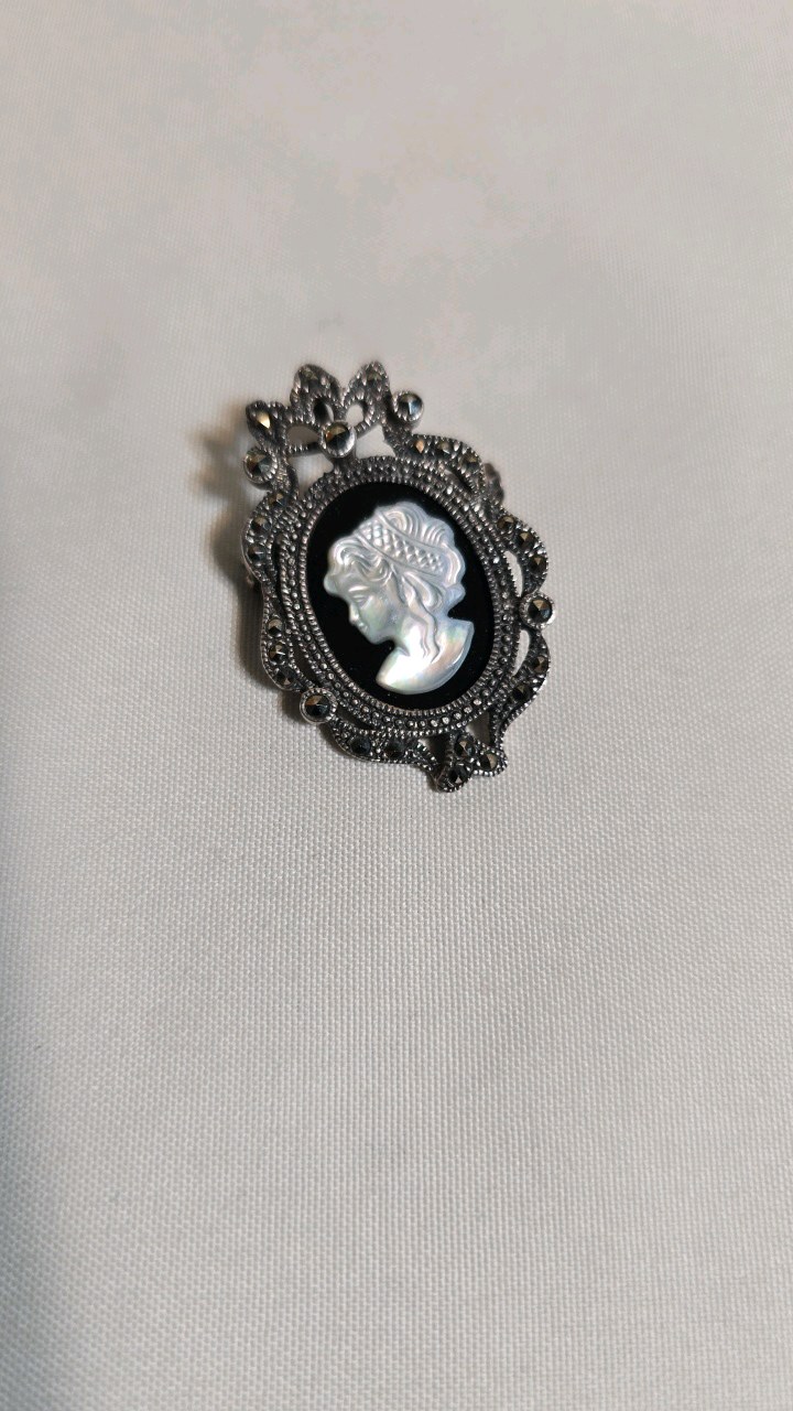 lot 47 image: VINTAGE STERLING SILVER CAMEO BROOCH