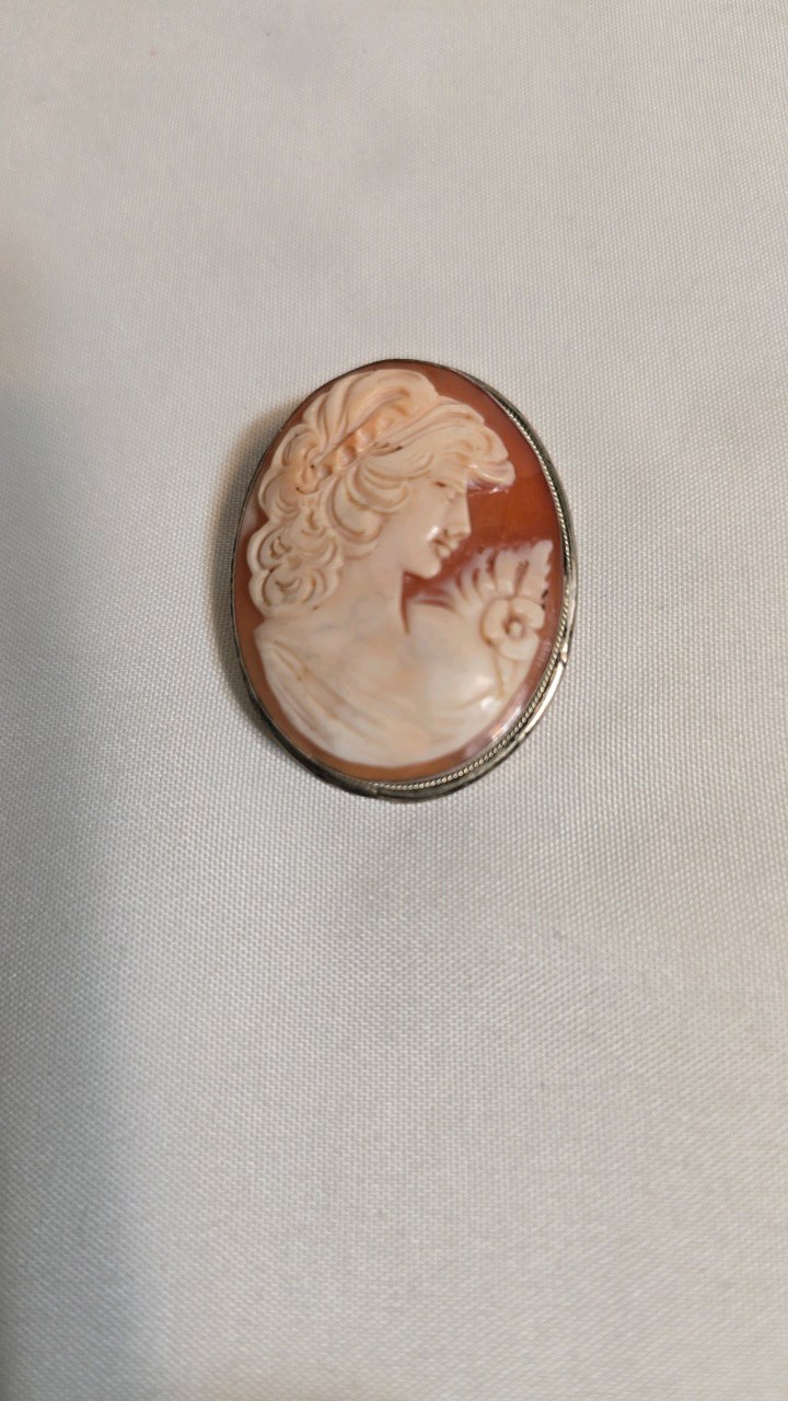 lot 48 image: VINTAGE STERLING CAMEO BROOCH