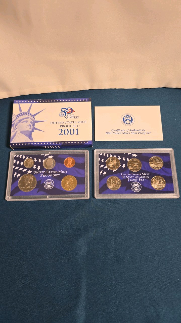 lot 5 image: BLUE 2001 US MINT PROOF SET