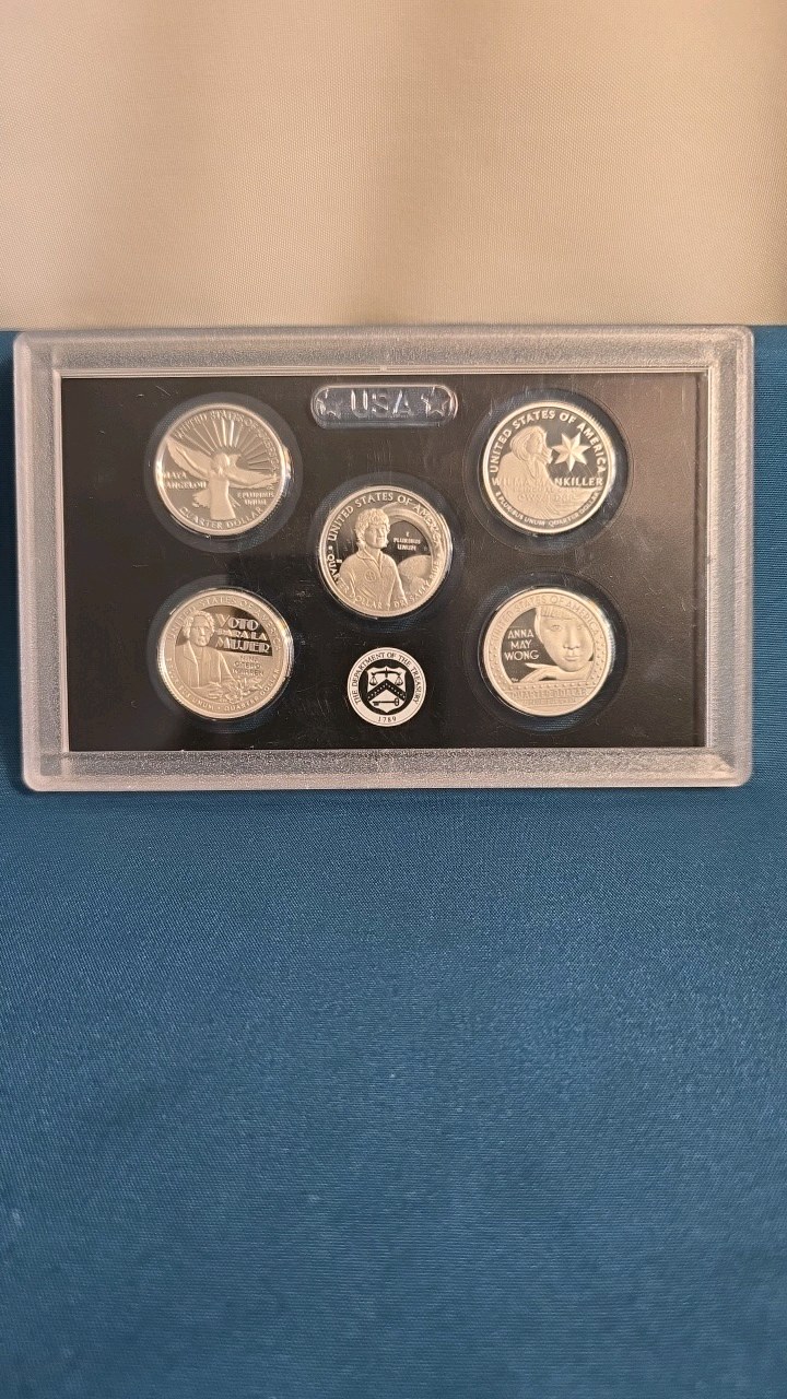 lot 9 image: 2022 S AMERICAN WOMEN 99.9% SILVER PROOF SET