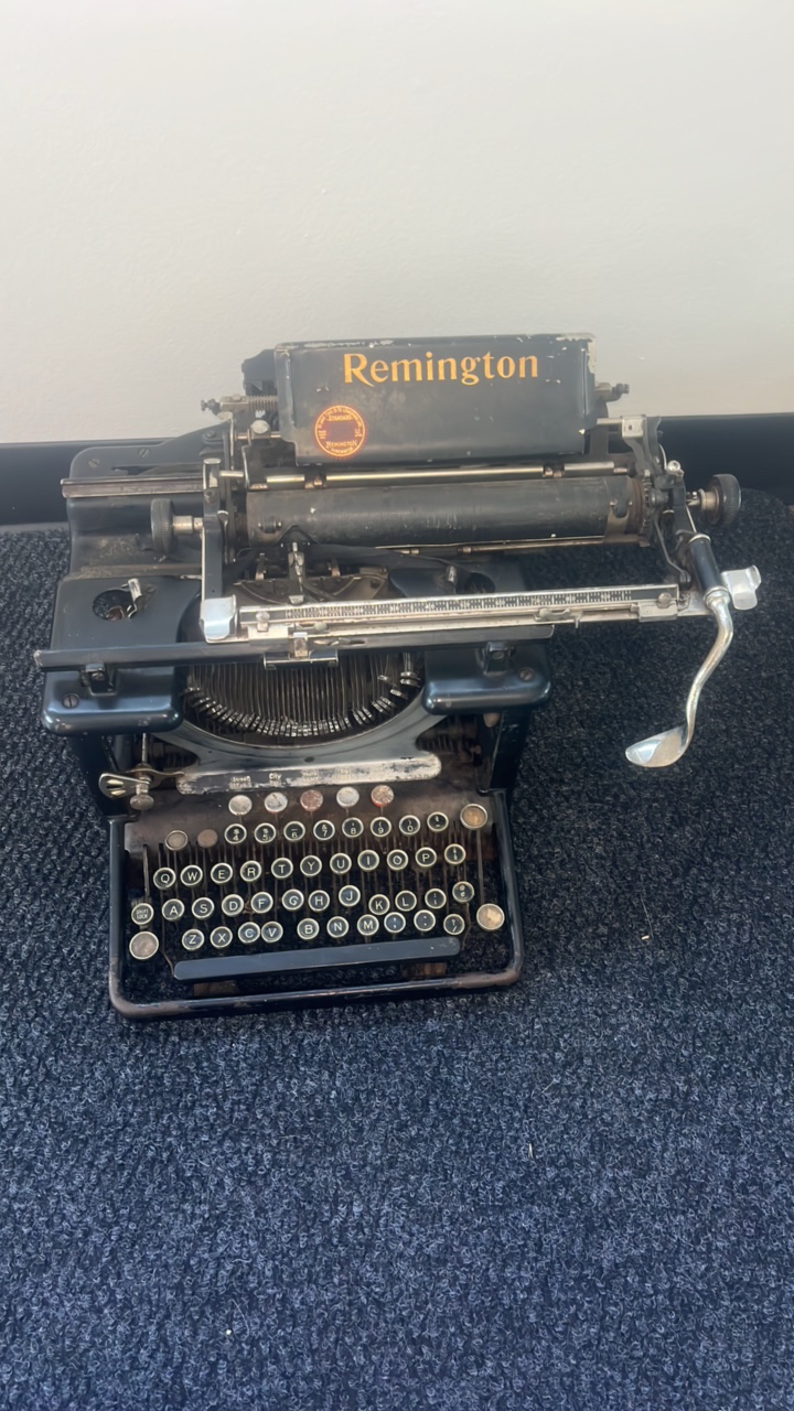 lot 30-1 image: Antique Remington Typewriter