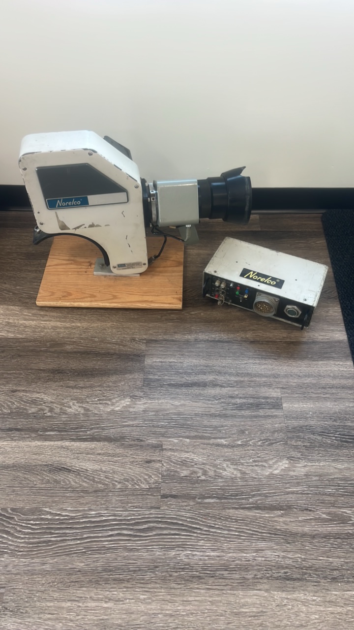 lot 31-1 image: Norelco Antique TV Camera on a stand