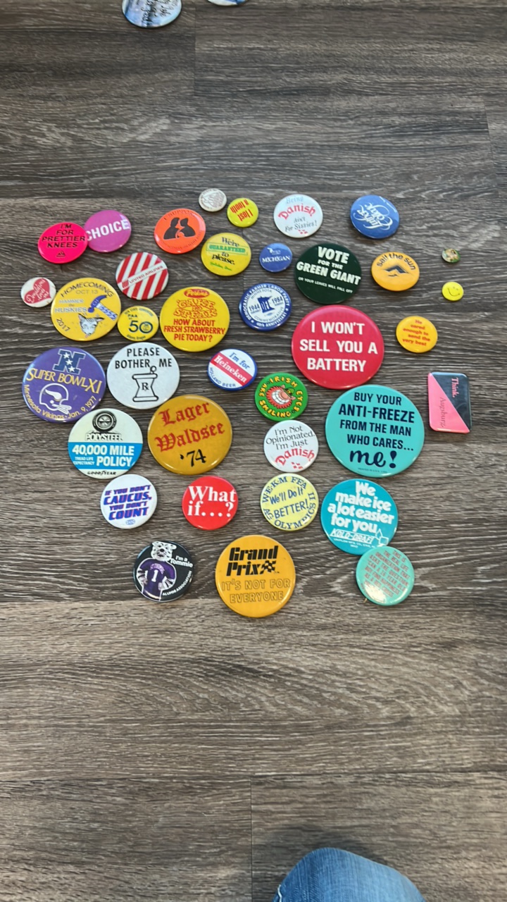 lot 39-1 image: Vintage Pins