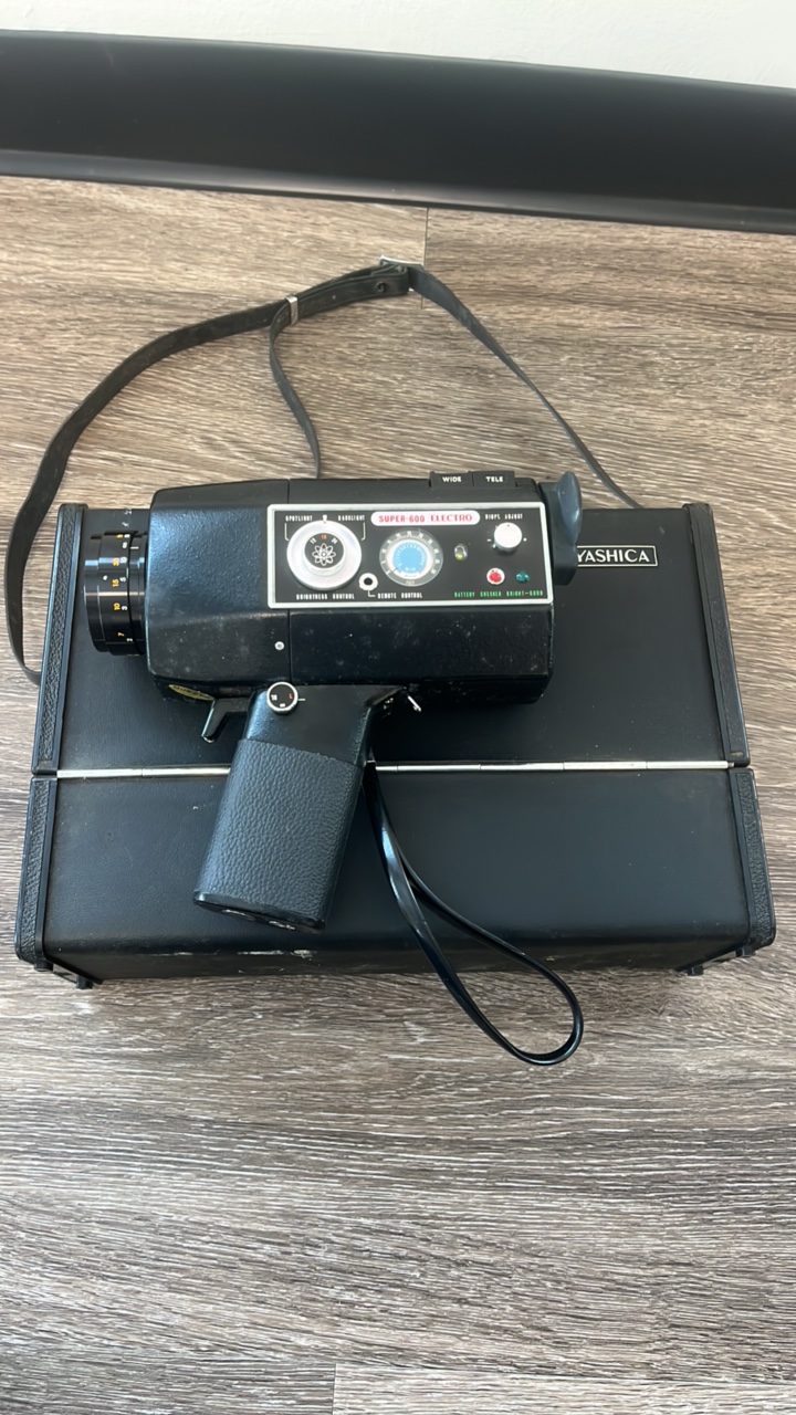 lot 45-1 image: Super-600 Electro Yashica movie camera with case