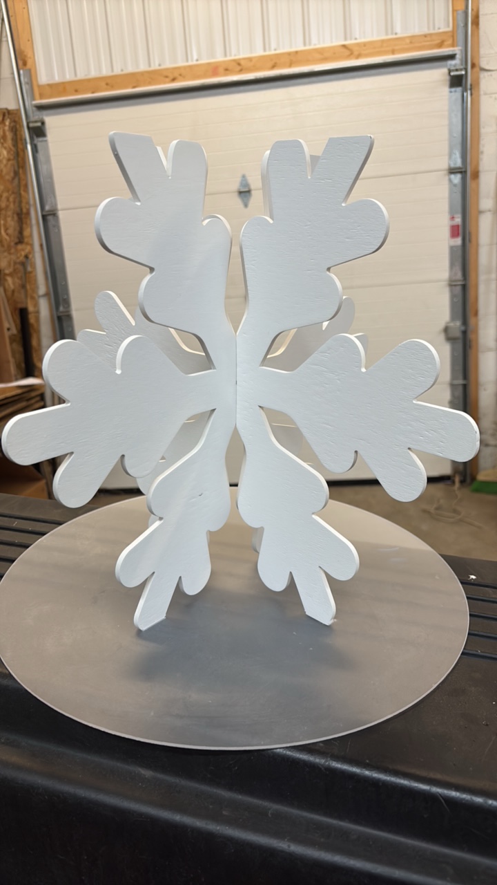 lot 240 image: 12 Wooden Snowflake Centerpiece Sith Clear Plastic Base