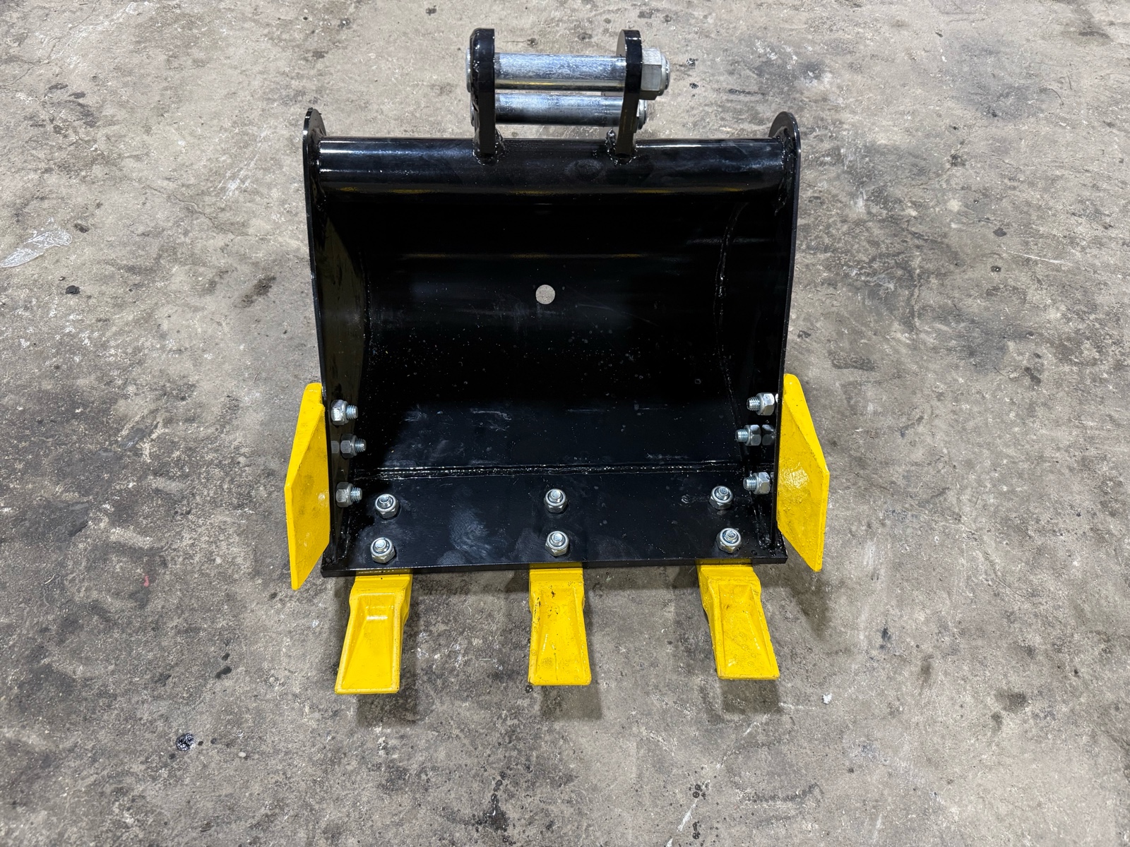 lot 101 image: 40cm Toothed Mini Excavator Bucket