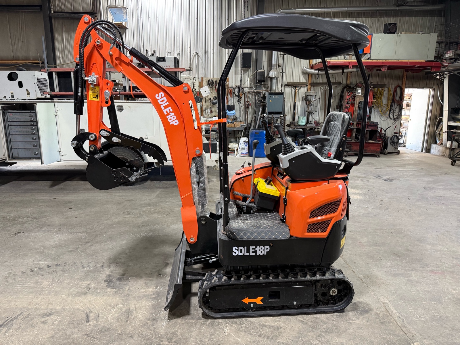 lot 127 image: SDLANCH IRE18P Mini Excavator