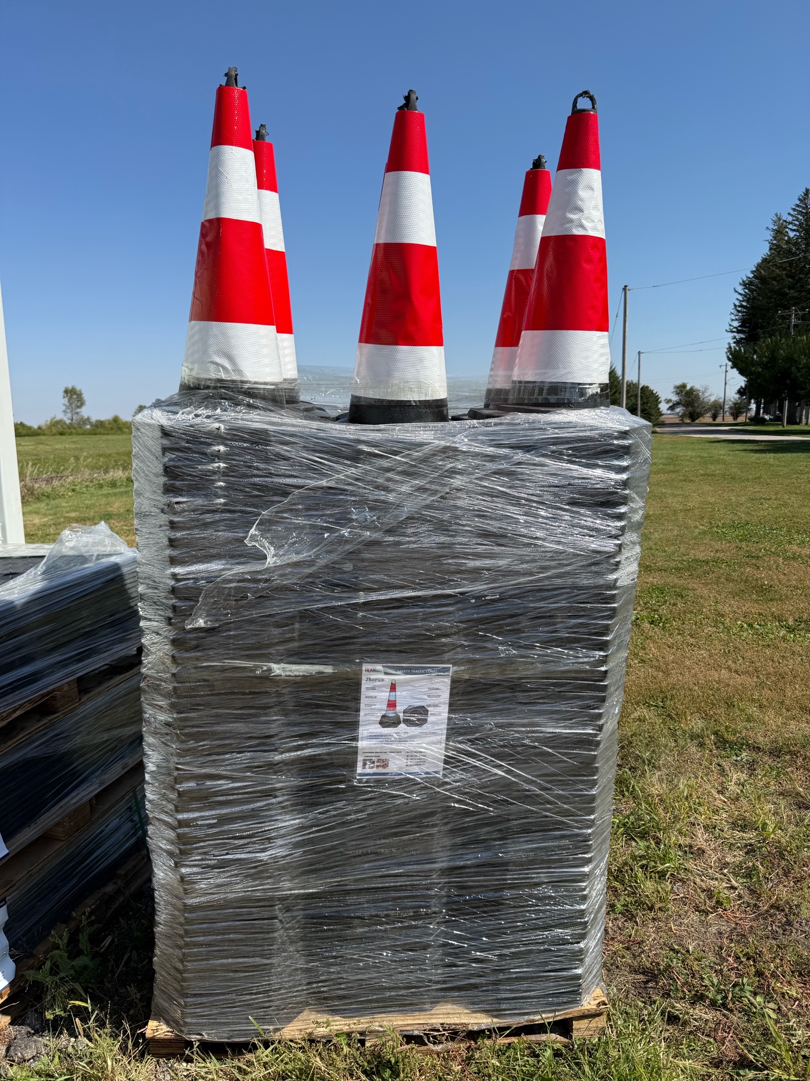 lot 134 image: Pallet of 250 Traffic Cones
