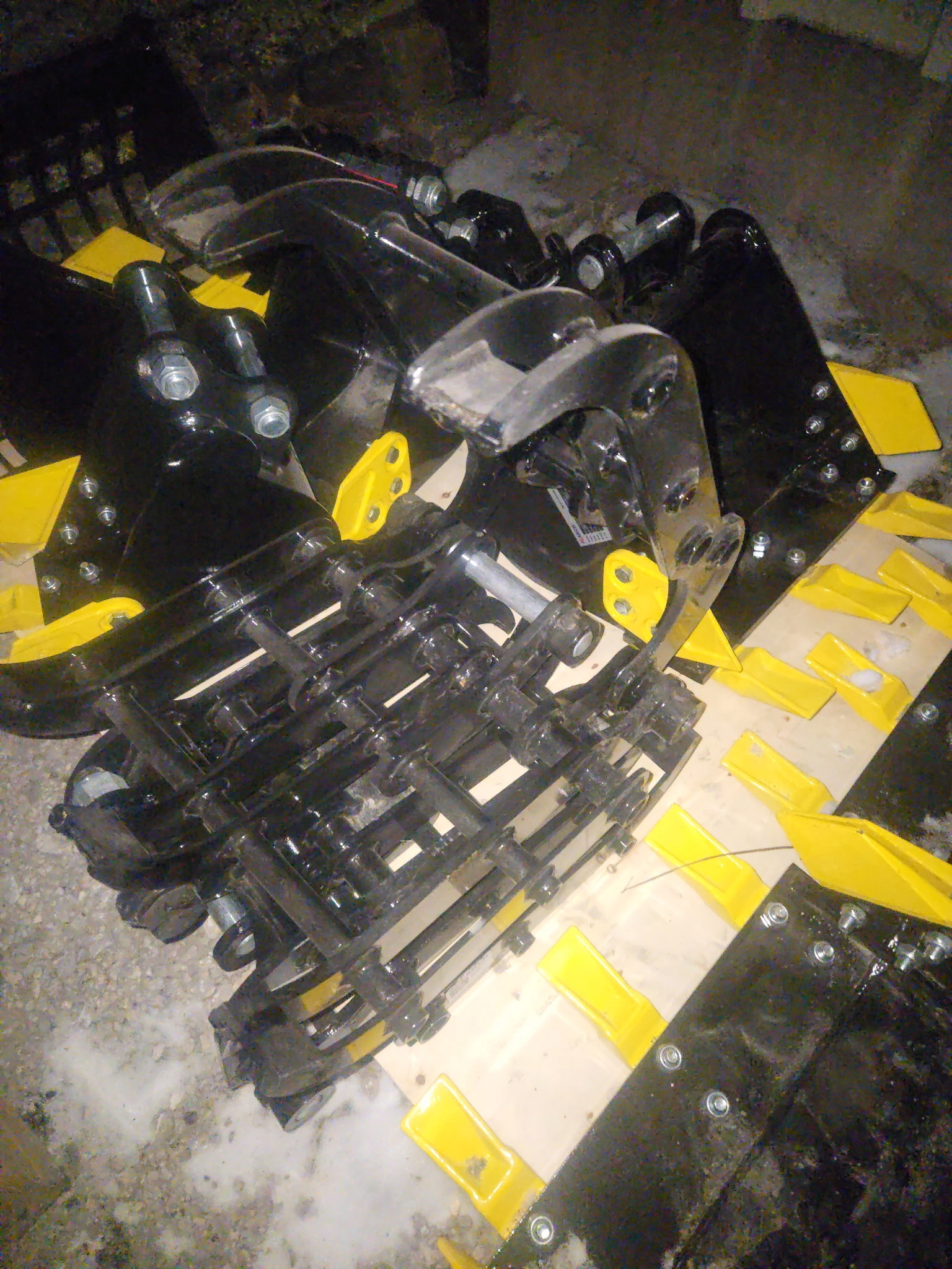 lot 176 image: Mini Excavator Wood Grabbing Attachment