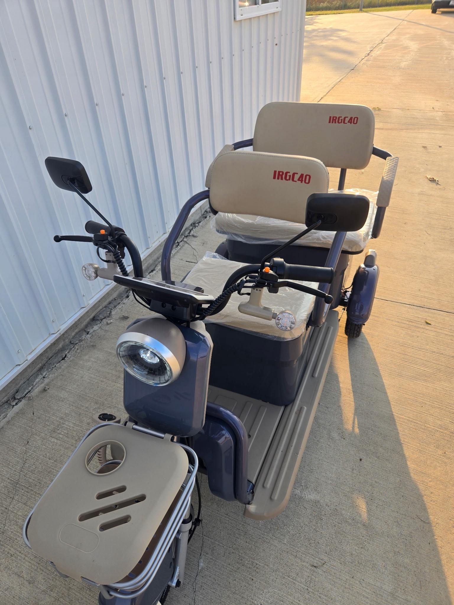 lot 20 image: IRGC40 MINI GOLF CART