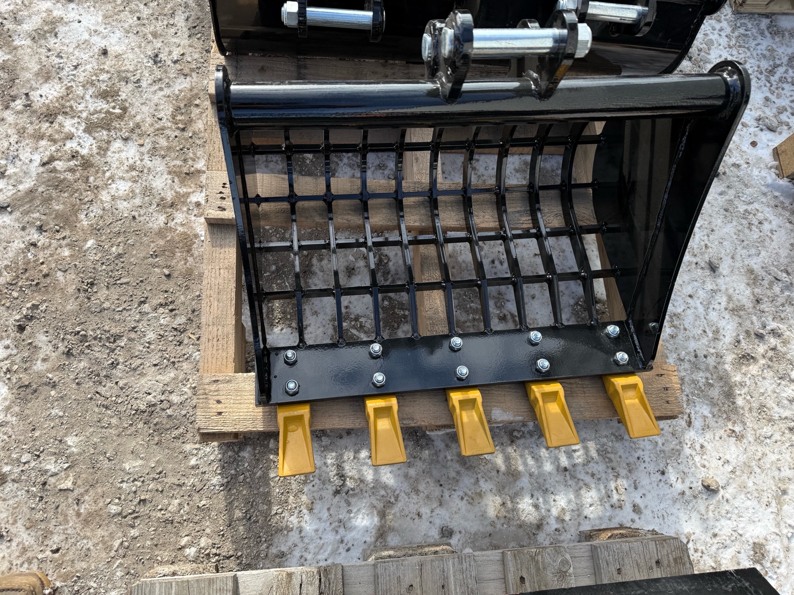 lot 208 image: 60CM Toothed Webbed Mini Excavator Bucket