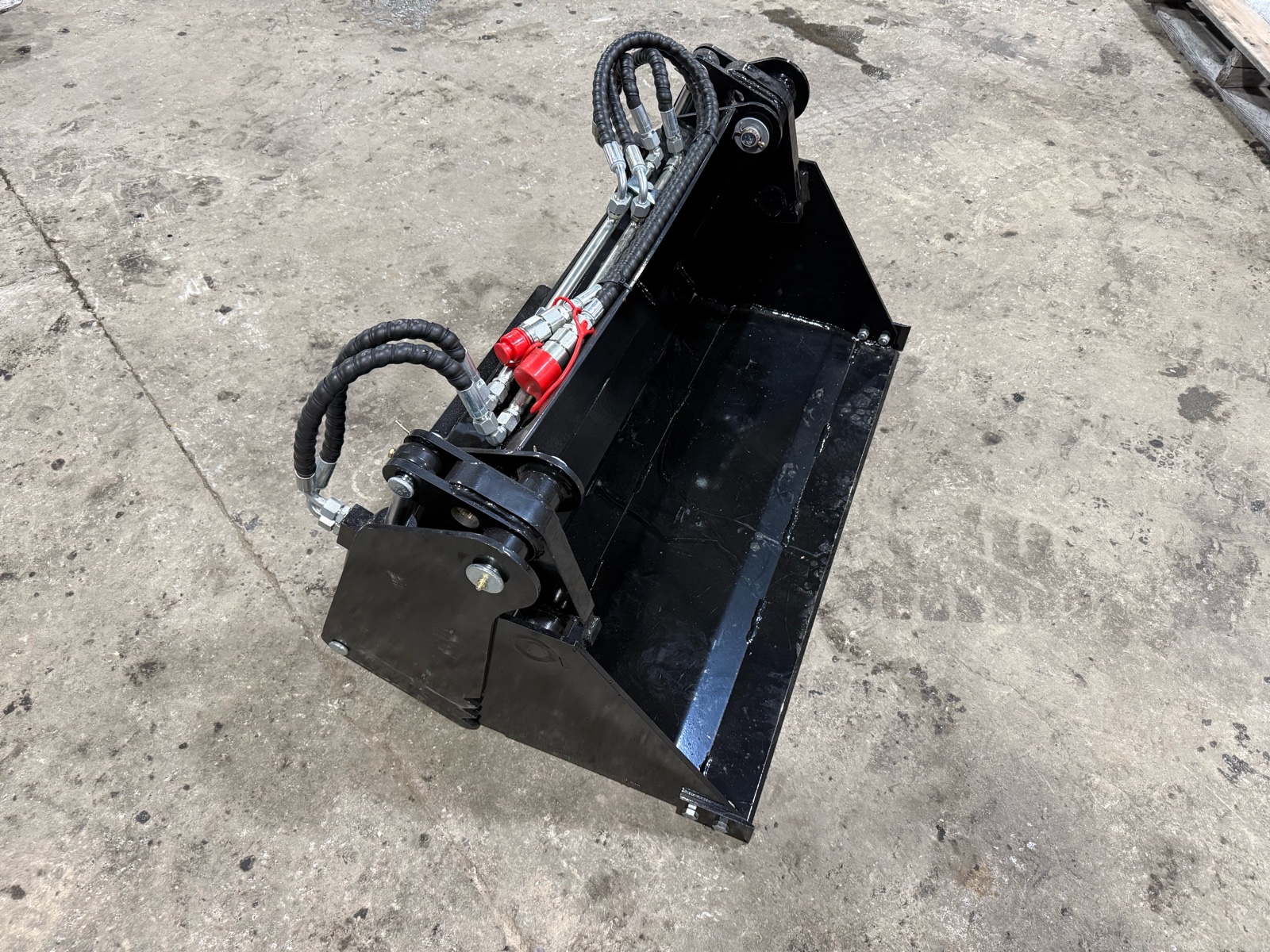 lot 214 image: 4 in 1 Mini Skid Steer Bucket