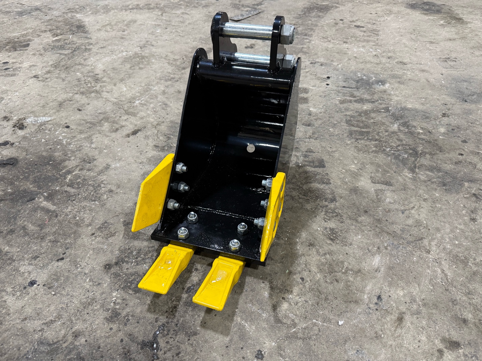 lot 217 image: 20cm Toothed Mini Excavator Bucket