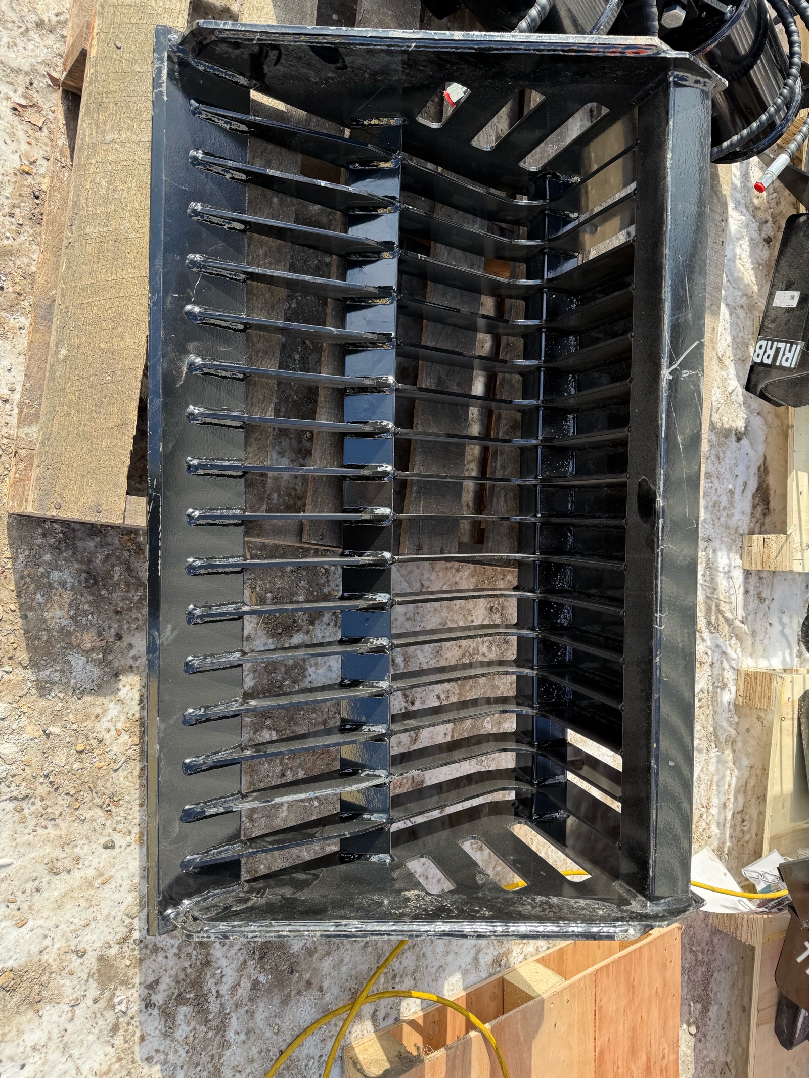 lot 4 image: Mini Skid Steer Rock Bucket