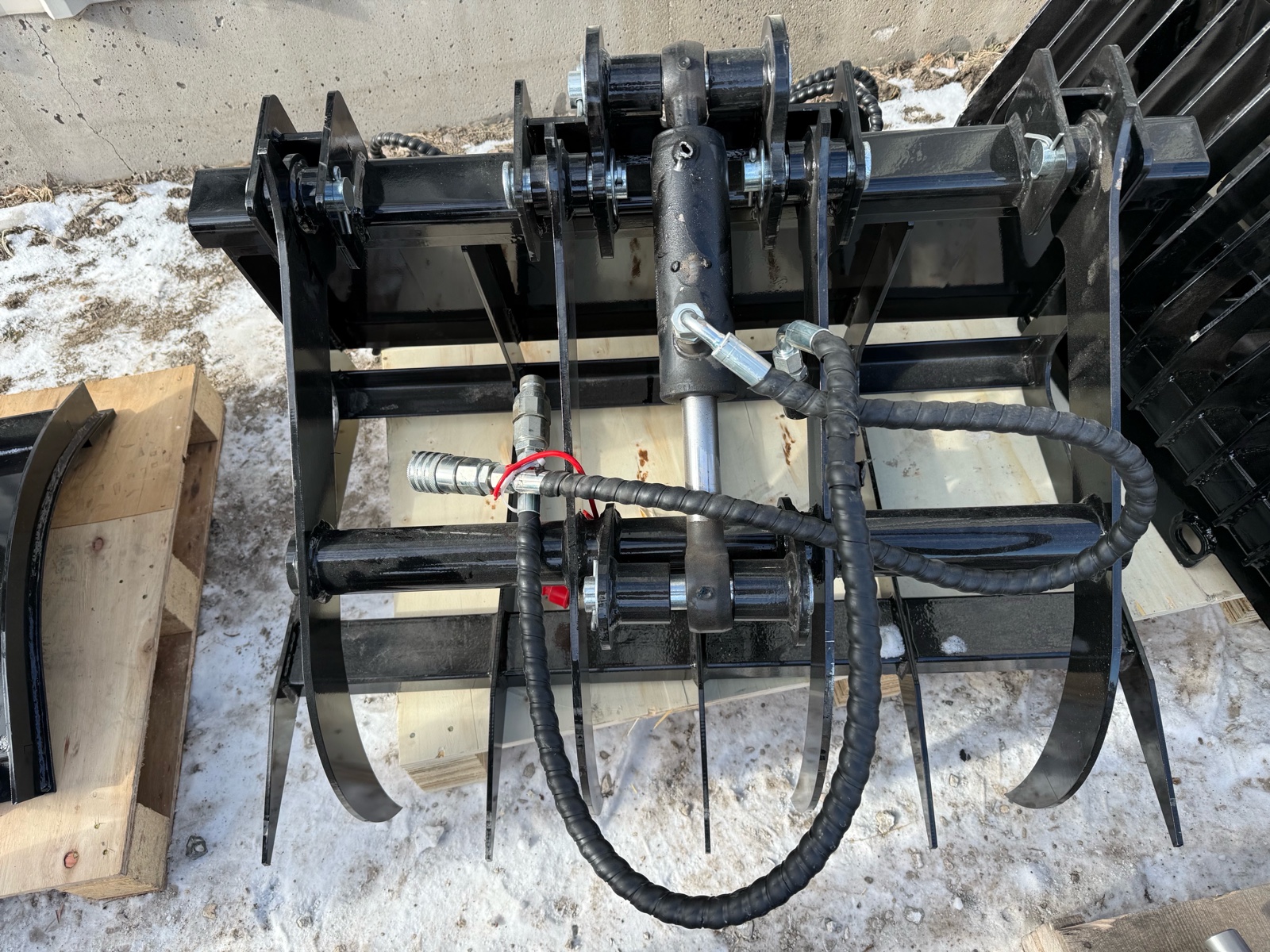 lot 41 image: Mini Skid Steer Wood Grabbing Bucket (Read Description)