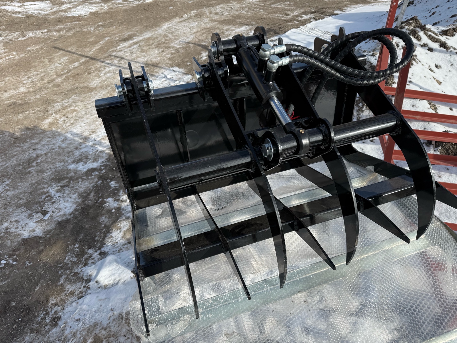 lot 5 image: Mini Skid Steer Wood Grabbing Bucket