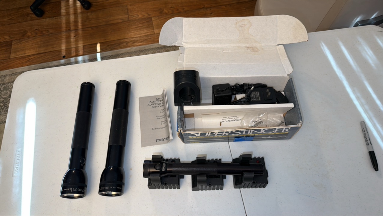 lot 101 image: (3) DUTYFlashlights