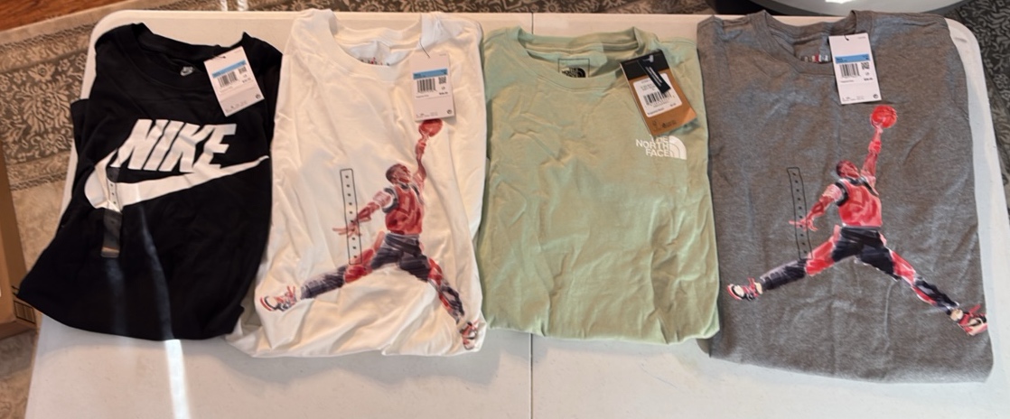 lot 19 image: (4) NEW t-shirts Nike and Northface