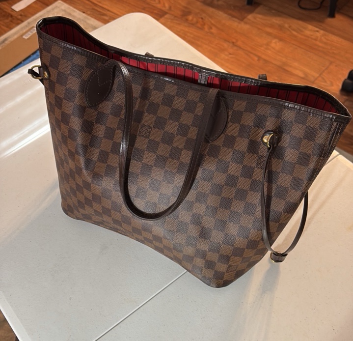 lot 21 image: LOUIS Vuitton purse (authenticity unknown)
