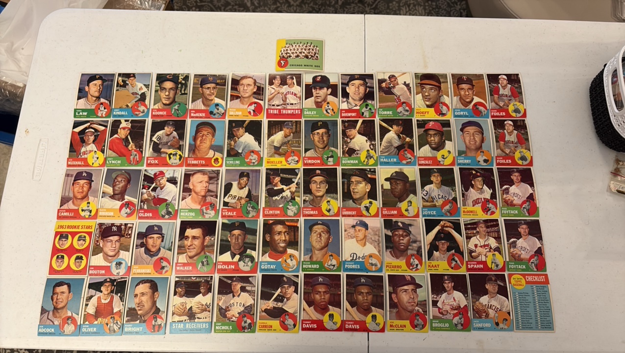 lot 49 image: (61) VINTAGE Topps baseball cards