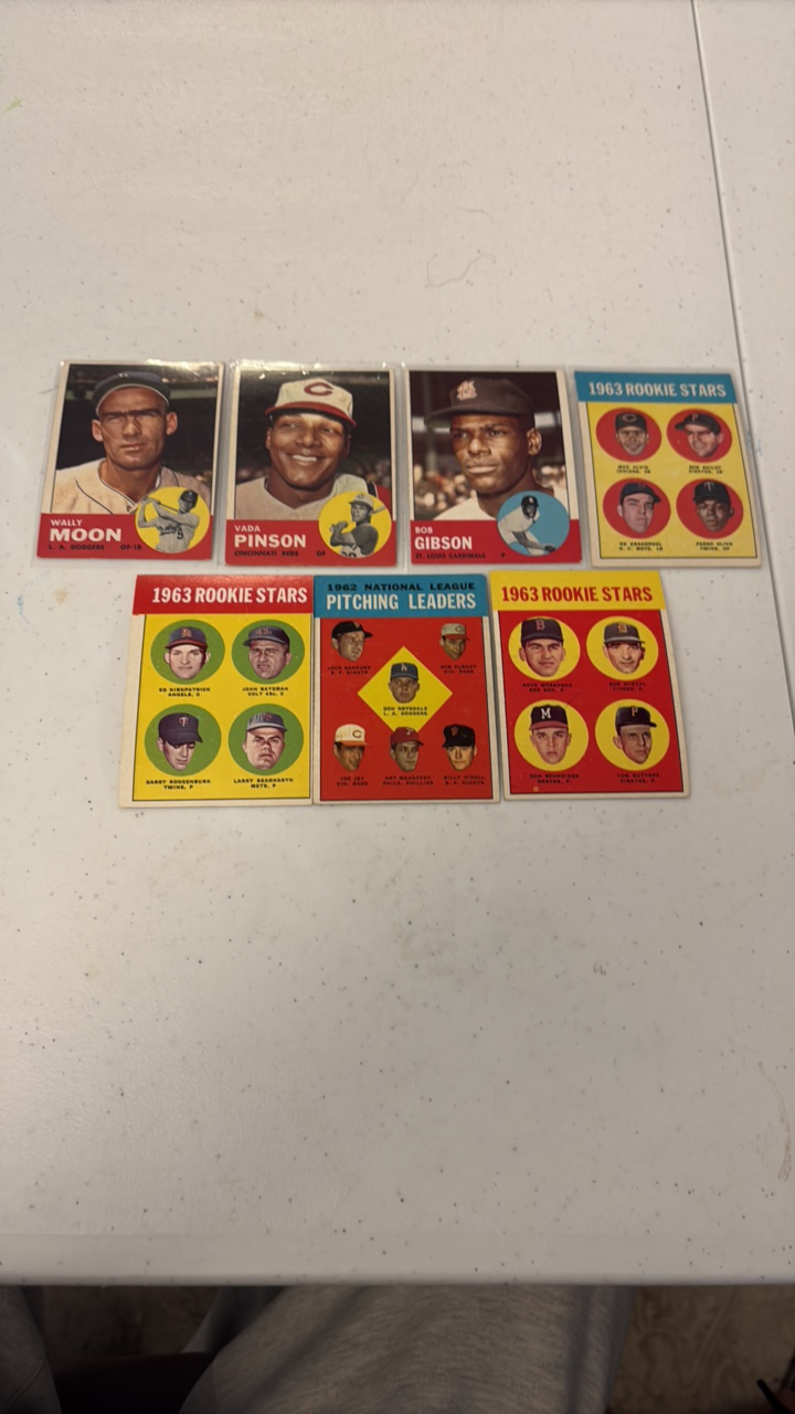 lot 50 image: VINTAGE Topps baseball cards