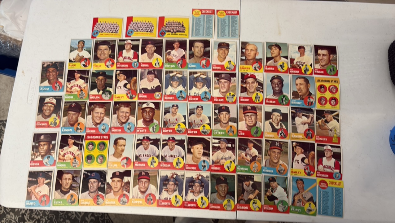 lot 51 image: VINTAGE Topps baseball cards
