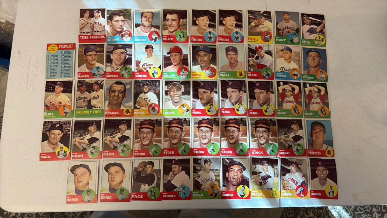 lot 52 image: (48) VINTAGE Topps baseball cards