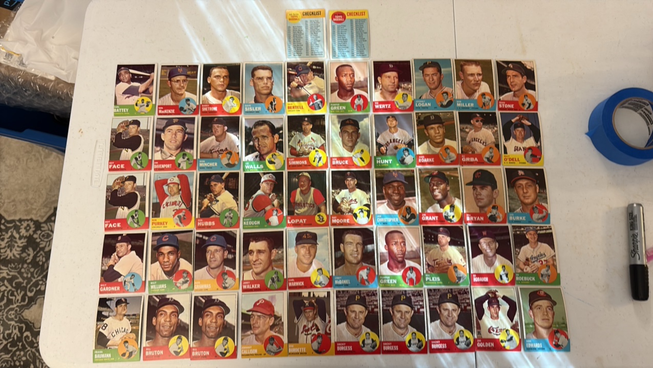 lot 53 image: (52) VINTAGE Topps baseball cards