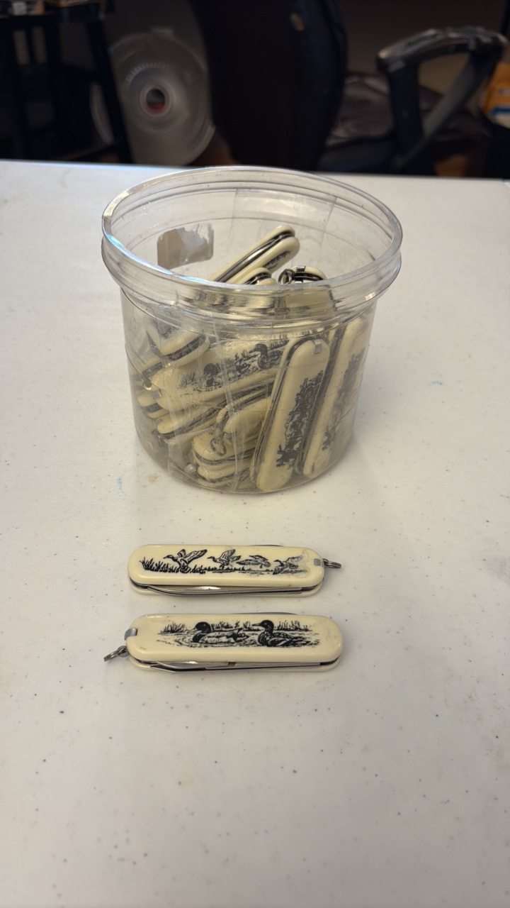 lot 63 image: SCRIMSHAW pocket knives