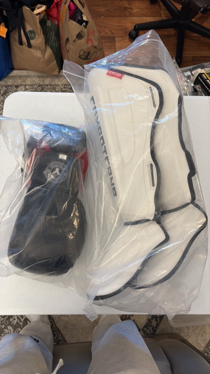 lot 86 image: NEW Youngstar Youth Sparring gloves and Combat CRNR Professional shin guards