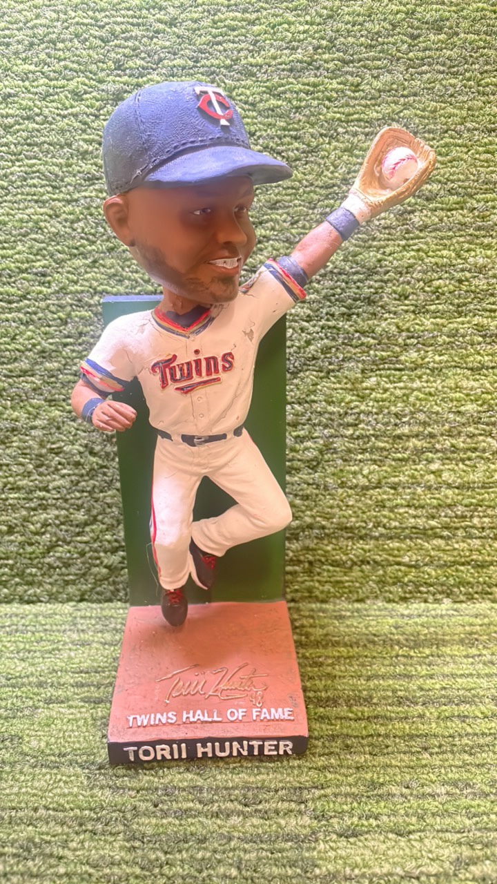 lot 10 image: Minnesota Twins Tori Hunter Hall of Fame bobble head
