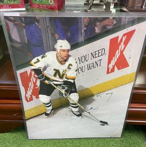 Minnesota North Stars Neal Broten Autographed 16x19 Picture in holder