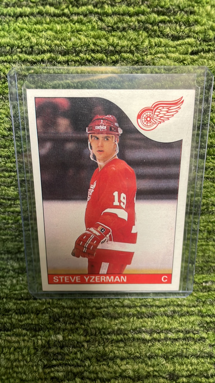 lot 132 image: 1985 Topps NHL Steve Yzerman-Detroit Red Wings