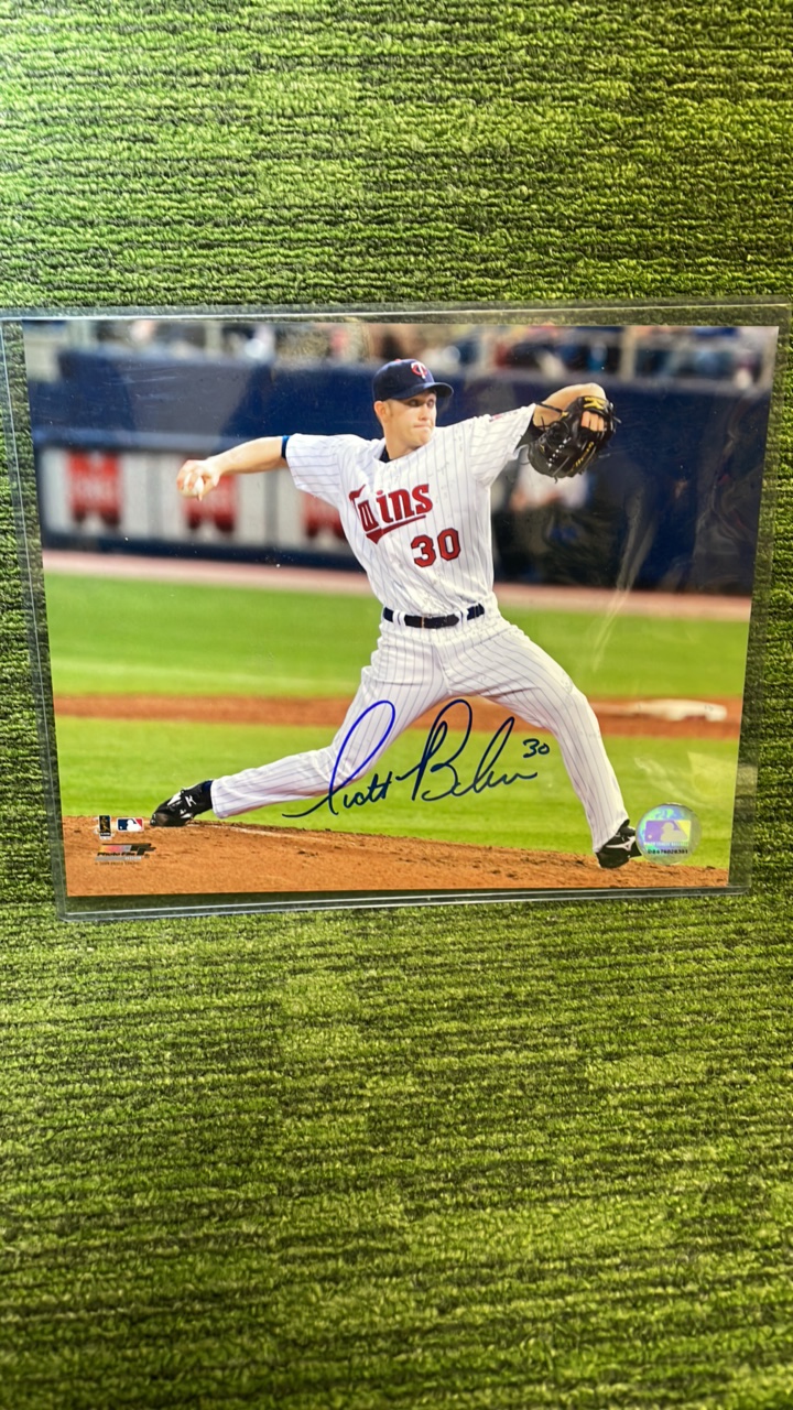 lot 151 image: Minnesota Twins Scott Baker number 30 autographed picture 8X10