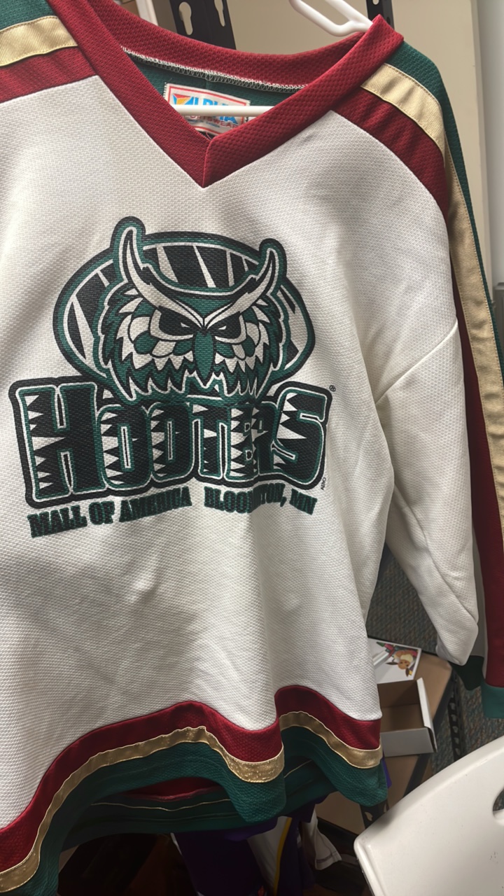 lot 168B image: Hooters Hockey Jersey -Mall of America, Bloomington, Minnesota size L