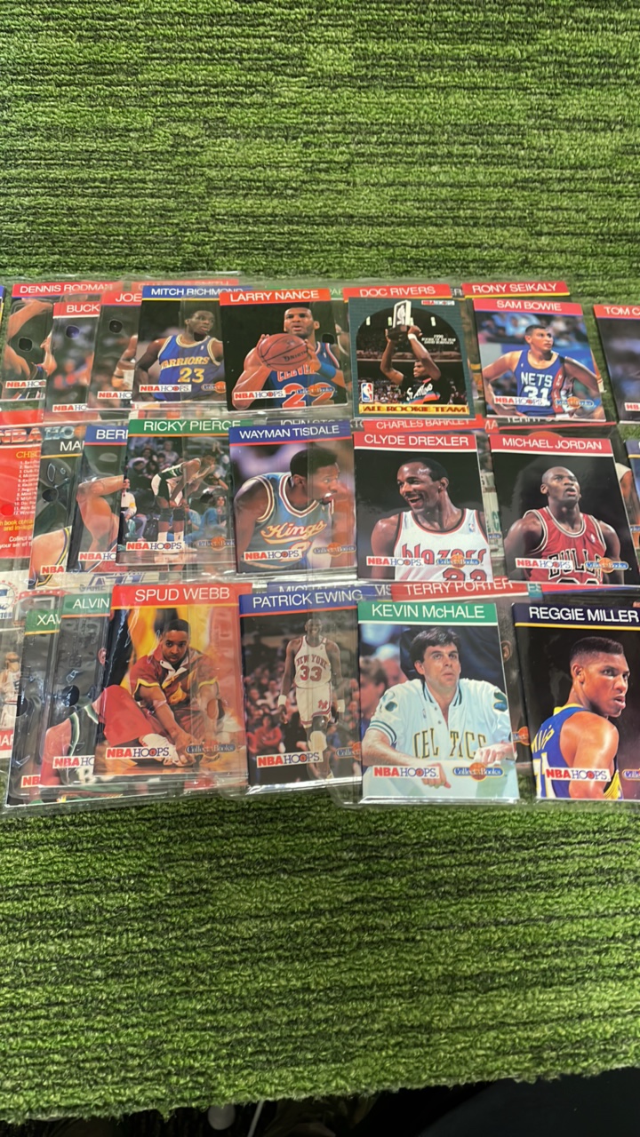 lot 174 image: 1990 NBA Hoops 6 pages Lot