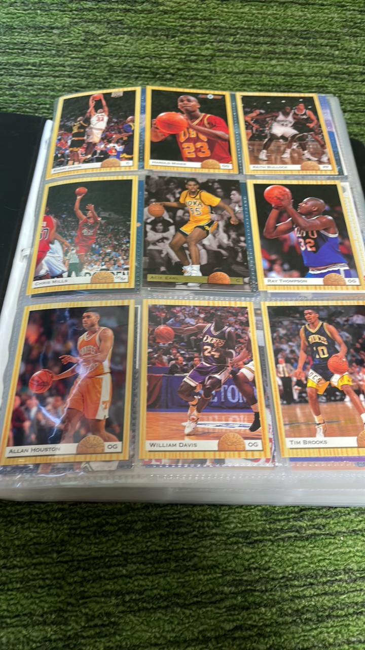 lot 175 image: Mixed sport binder lot over 200 cards basketball, football, baseball