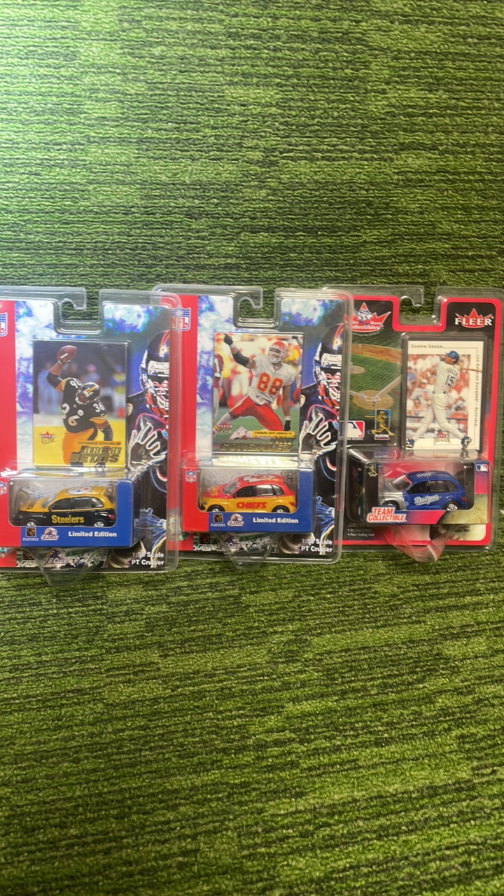 lot 194 image: Limited Edition Fleer Team Collectible cars, Jerome, Bettis, Tony Gonzalez, Sean Green