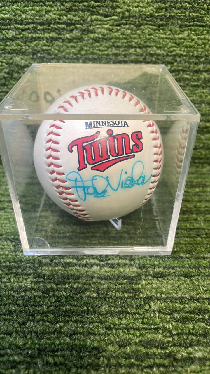 lot 20B image: Minnesota Twins Frank Viola autograph baseball in case