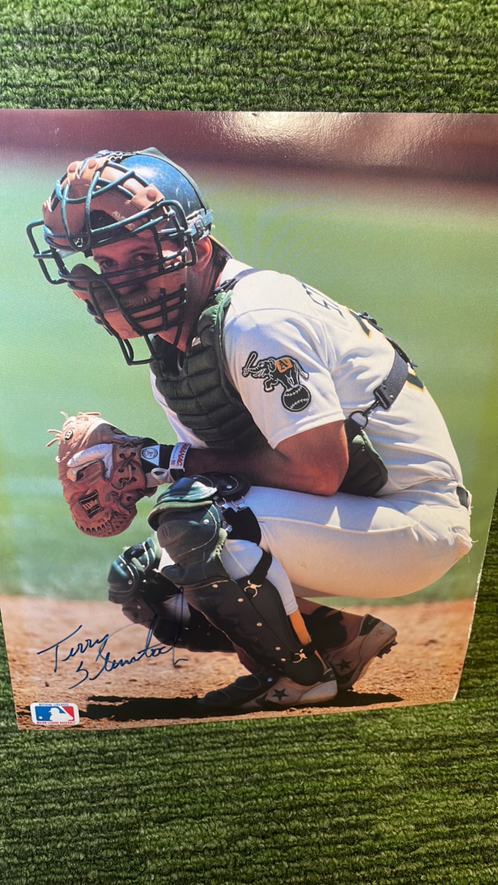 lot 226 image: Oakland Athletics Terry Steinbach autographed 8 x 10 photo