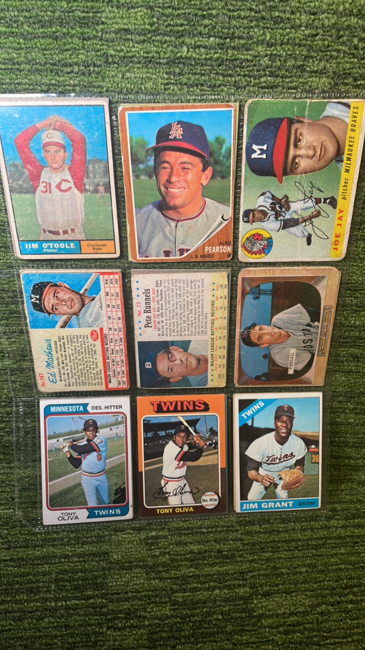 lot 227 image: Miscellaneous mix of vintage baseball includes Tony Oliva