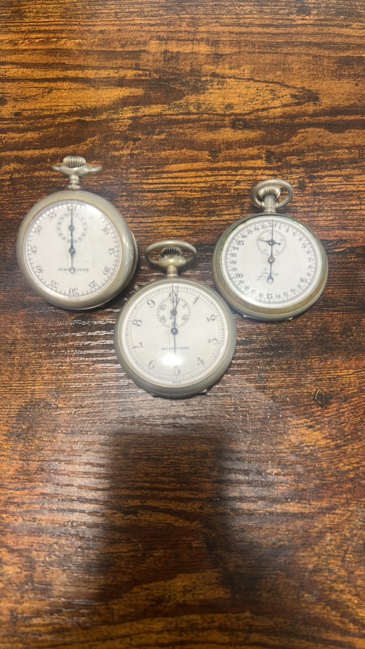 lot 102 image: lot of vintage racing stop watches some work some dont