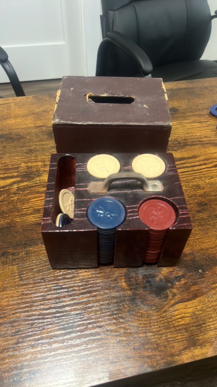 lot 114 image: horse themed antique poker chip set