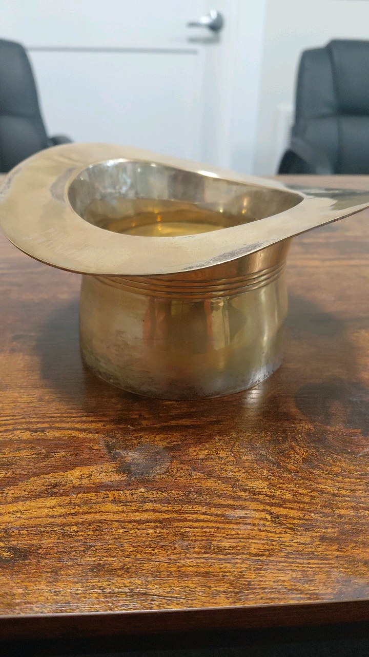 lot 51 image: 1985 hat shaped trophy HOLLYWOOD PARK $100,000